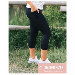 Zyia Black Brilliant Pocket Hi-Rise Capri 20”